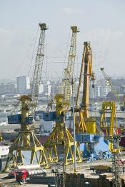 Image du Maroc Professionnelle de  Les grues du port de Casablanca s’activent au déchargement des importations de matériaux fer, bois en provenance des autres continents. 31 Décembre 2003. (Photo / Abdeljalil Bounhar)